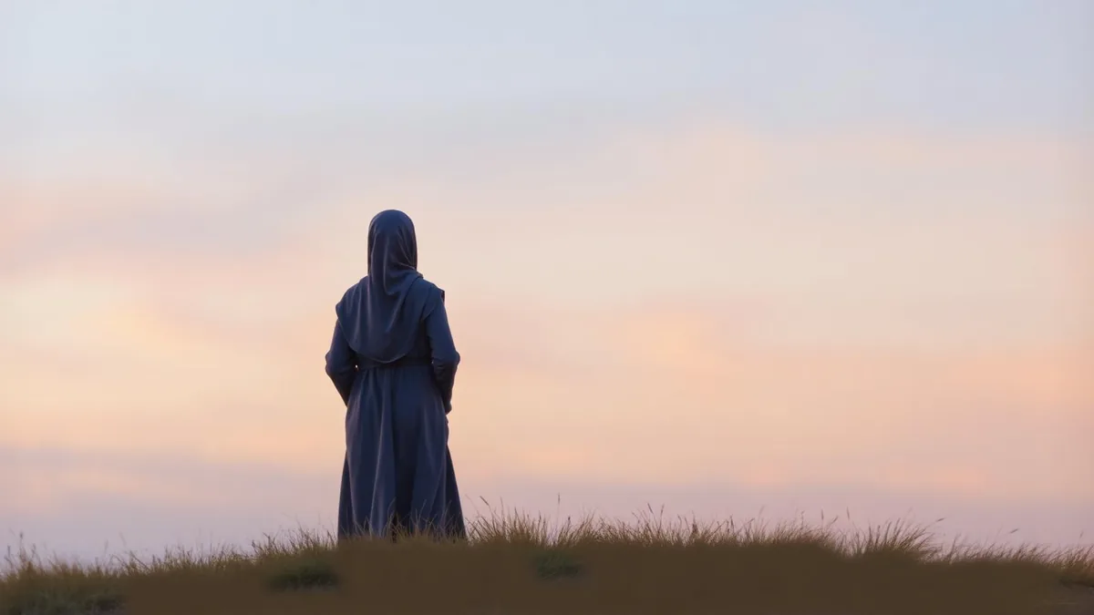 Tres siluetas femeninas de distintas generaciones, una detrás de otra, atravesadas por una luz cálida, imagen de sanar la relación con la madre